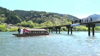 「四万十の日」にちなみ四万十川で船上結婚式　沈下橋から船上に立つ2人に花吹雪