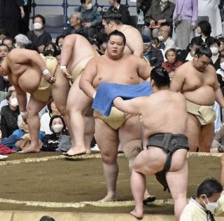 大関琴ノ若、納得の稽古　春巡業、元琴光喜の息子に胸出す