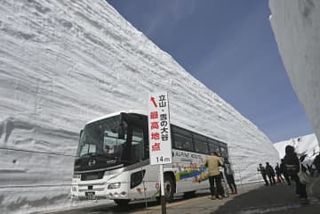 「アルペンルート」全線開通　北アルプス・立山に雪壁