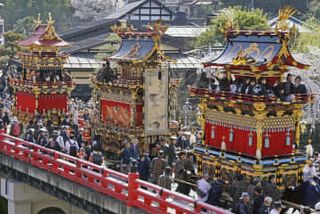 「春の高山祭」開幕　豪華屋台11台が城下町を彩る