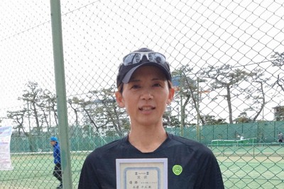 女子40歳以上単は永濱千丘が優勝　毎日オープンテニス・ベテランの部