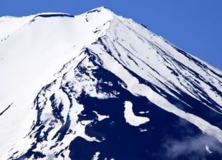 富士山に春告げる残雪「農鳥」　今年はふっくらとした姿に