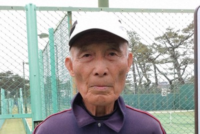 男子85歳以上単は西原正二郎が優勝　毎日オープンテニスベテランの部