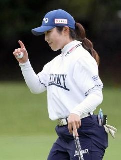 佐久間、尾関、天本が首位に並ぶ　女子ゴルフ第２日