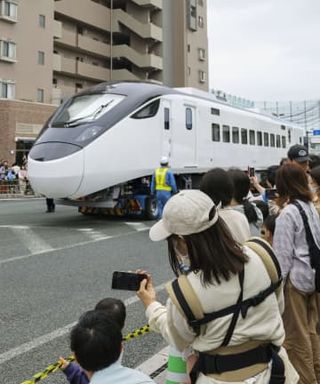 台湾特急に5万人のファン、山口　日立製の車両、陸送で見学会