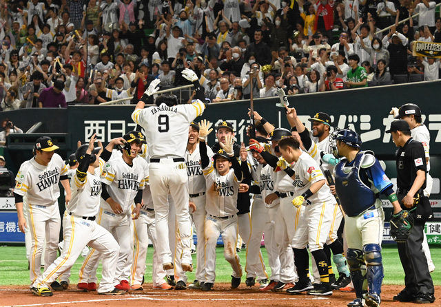 九回2死から柳田3ラン　走る鷹、63年ぶり3戦連続サヨナラ勝ち