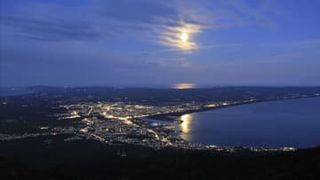 奇跡の夜景をPR、青森・むつ市　闇に浮かぶ「光のアゲハチョウ」