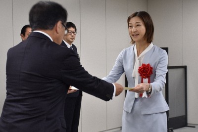 衆院15区補選　酒井氏に当選証書　「身の引き締まる思い」