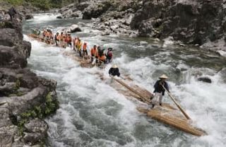 観光いかだ下りスタート　和歌山・北山村