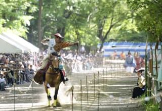 人馬一体の技、参拝者魅了　京都・下鴨神社で流鏑馬神事