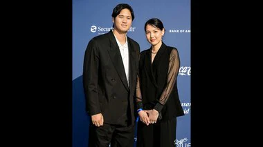 大谷翔平選手と妻・真美子さんがチャリティーイベントに出席　左手には指輪・おそろいの黒の装い