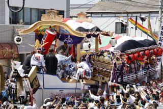 「神船」引き回しに大歓声、茨城　5年ぶりの「常陸大津の御船祭」