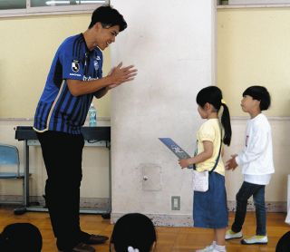 太田宏介さんに母校の町田・小川小の児童が大歓声　サッカー元日本代表「みんなの夢をゼルビーくんも応援」