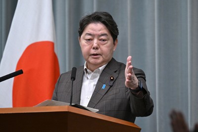 ヘリ墜落でイラン大統領死亡　官房長官「哀悼の誠ささげる」