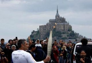 聖火がモンサンミシェルに　パリ五輪、人気の世界遺産