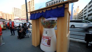 【動画】屋台街復活１年祝い巨大ガチャ　福岡