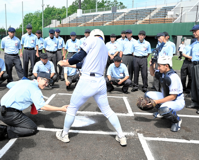 「セーフ！」球場に判定の声響く　夏の岐阜大会に向け、審判講習会