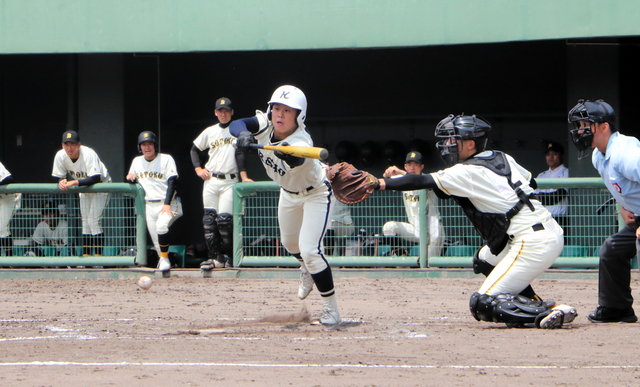 巧妙スクイズ　流れ渡さぬ　倉敷商・小林陽翔選手の選択