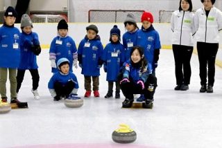 カーリング藤沢らが小学生に指導　「もっと身近なスポーツに」