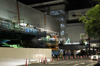 新しい広島駅ビル　駅前交差点またぐ「巨大な橋りょう」架設工事が本格化　駅ビル２階へ接続する路面電車の進入路