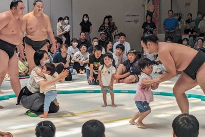 お相撲さんに「負けないぞ!」　荒汐部屋の力士と子どもたち交流　福島