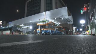 「一生に一度のビッグイベント」新広島駅ビル　白い巨大な橋げたが一気に駅前交差点をまたぐ　多くの市民らも見守り　“2階へ直結” 路面電車の進入路「駅前大橋線」新ルート架設工事