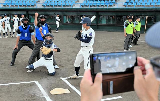 夏へ審判講習会、45人が判定の技確かめる　スマホで撮影し姿勢確認