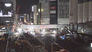 新広島駅ビル　白い巨大な橋げたが一気に駅前交差点をまたぐ　“2階へ直結” 路面電車の進入路 「駅前大橋線」新ルート架設工事