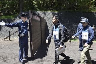 山梨側で富士山の規制リハーサル　7月1日導入、混雑や弾丸防止