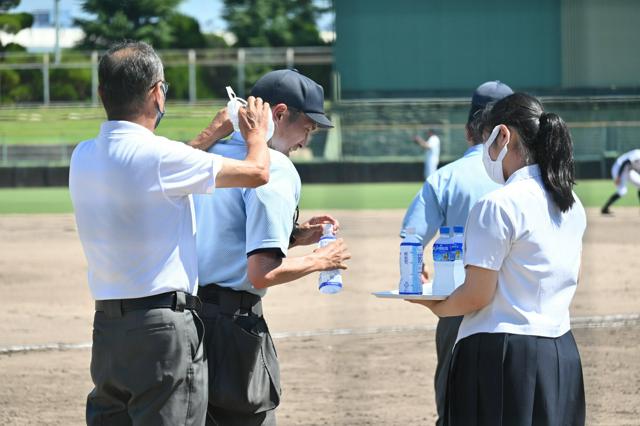 経口補水液やアイスベスト　高校野球審判の熱中症対策　交代の教訓