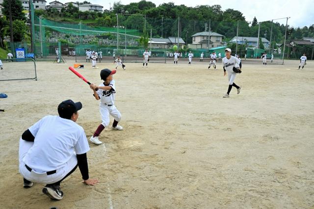 強豪の高校生が小学生に年15回の野球教室　地域にファンを生み出す