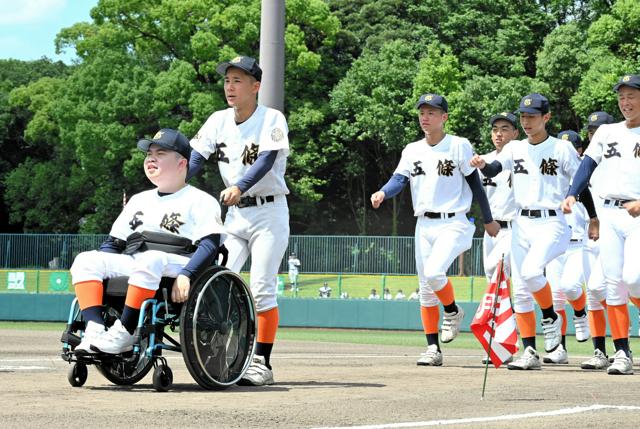 難病の野球部員、車椅子でグラウンド行進「すがすがしい景色だった」