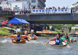 静岡・伊東で「タライ乗り競走」　しゃもじ手に39レース