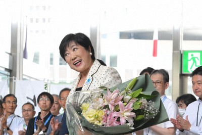 都知事選から一夜、小池知事登庁　「都民の思い受け止めたい」