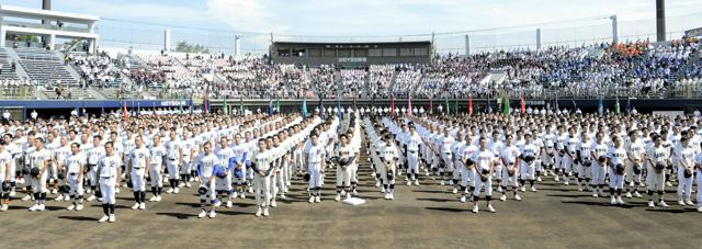 山梨大会、34校32チームが堂々行進　開幕戦で青洲がコールド勝ち