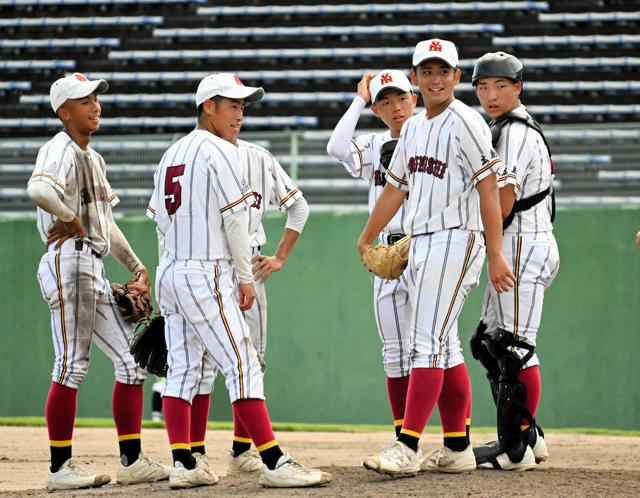 集まった内野陣の励ましに笑顔　安西の大庭投手、最後まで投げきった