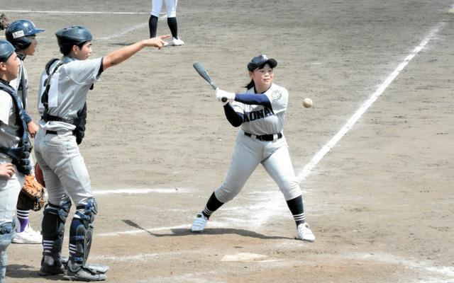 甲南・女子マネジャー、試合前ノック「一生の思い出」　鹿児島大会