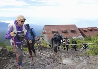 富士山、静岡県側も山開き　3ルート、事前登録で入山管理