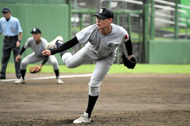 強打の日大三相手に真っ向勝負　私立武蔵は狙い通りの外野フライ作戦