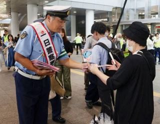 元中日山本昌さんが一日署長　愛知、「ヘルメットで頭守って」