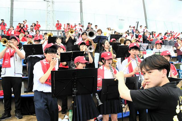 一緒に日本一を　明星の「強化クラブ」仲間、吹奏楽部が野球部応援