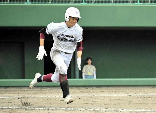 九回2死から意表つくプレー　広島工大、足でかき回す