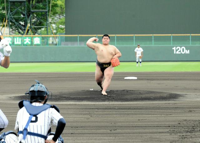 どすこい始球式　雲竜型の土俵入りと見事な投球を披露　和歌山大会