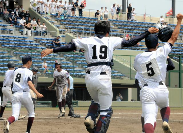 足利、大会初のサヨナラ　延長タイブレーク制す