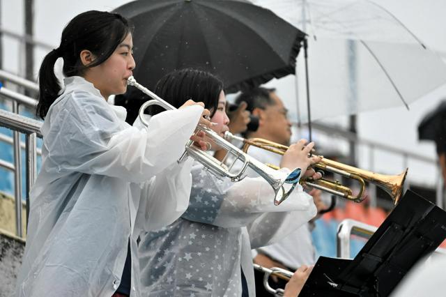 選手に届いた応援、率いたトランペッター　初の球場応援は雨の中で