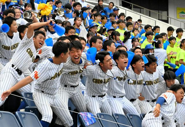 応援団、初戦の「反省」生かし迫力の横揺れ　中央学院の勝利呼ぶ