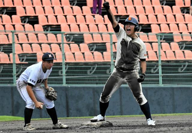 泥だらけのユニホームでガッツポーズ　意地の1点、高松工芸・中上