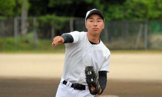 不安の肩、筋肉鍛えストレッチ　最後の夏を一塁手で迎える吉田の主将