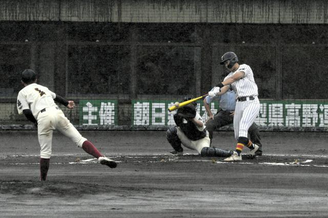 帝京三―韮崎工は継続試合に　巨摩の主将、食い下がる二塁打