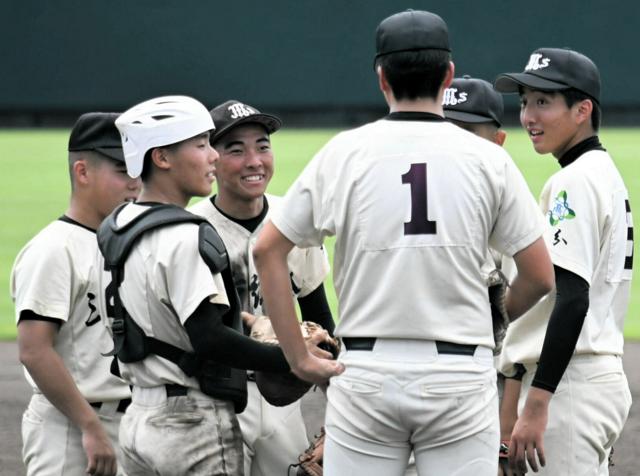 三重総合の「幼なじみ」躍動　酒井主将、帽子の「笑顔」でチーム導く